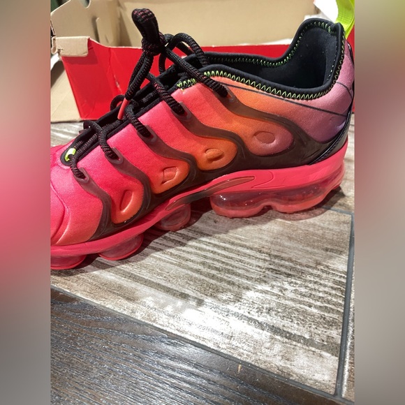 Nike Air VaporMax Plus Laser Crimson Men's Classic Sneakers Size 11.5 - Picture 2 of 9